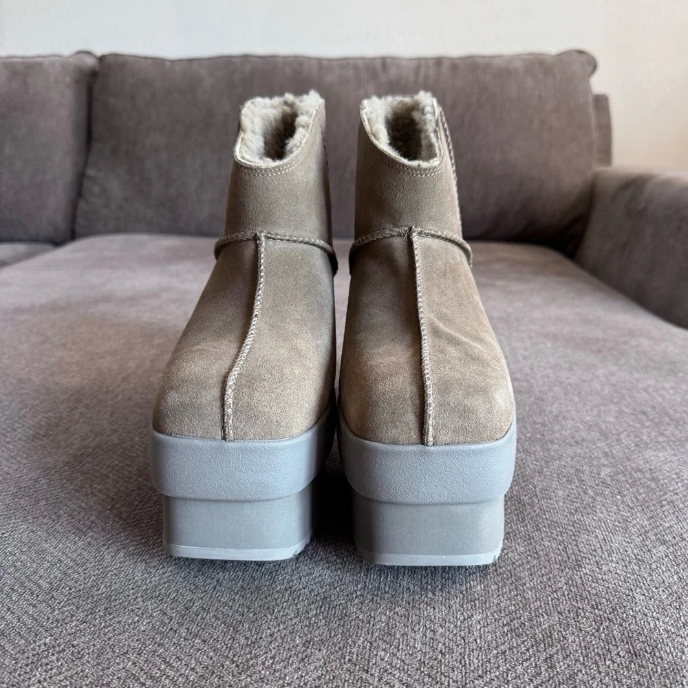 UGG new without